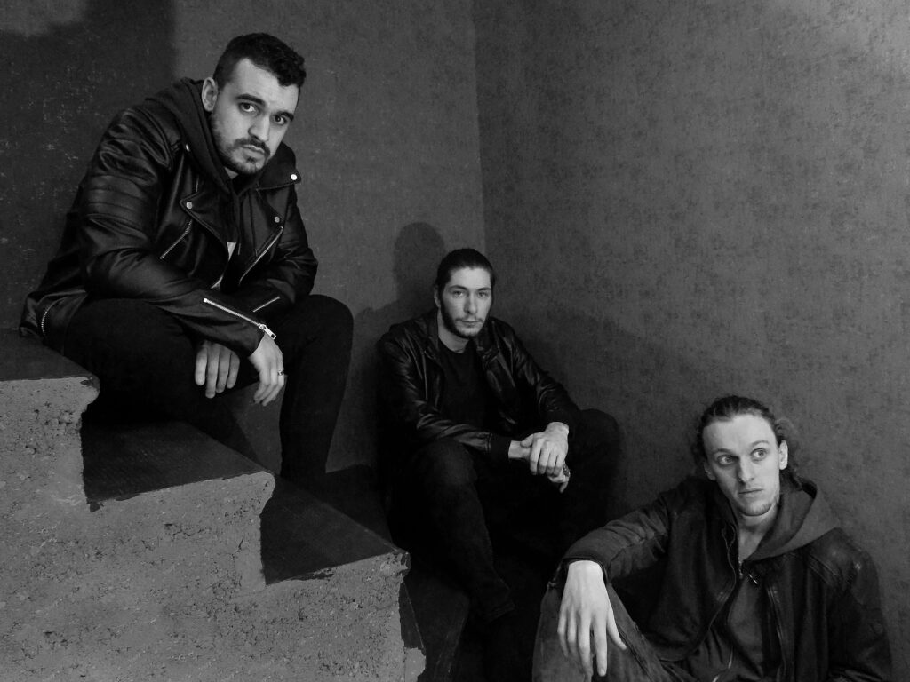 le trio de rock originaire de valence heavy crown pose dans un escalier en noir et blanc